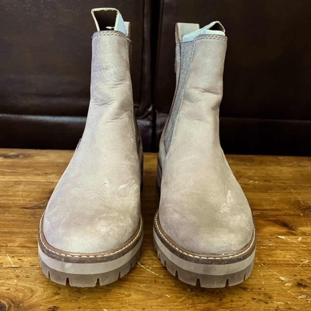 Timberland Women's Courmayeur Valley Chelsea Boots size 8 beautiful and comfy